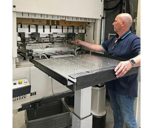 Application: die changing cart RW 500 with ball table on a Bruderer punching machine